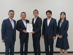 同、防衛省東海防衛支局 支局長 前田肇氏に要望書を提出（名古屋市）