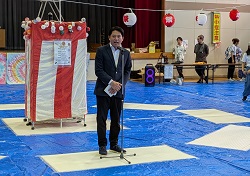 木之本夏まつりに出席し、あいさつ（徹明さくら小学校）
