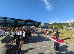 岐阜市サッカー協会主催のぎふスマイルフィエスタカップの閉会式に出席し、あいさつ（みんなの広場 カオカオ）