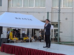 うずら夏まつりに出席し、あいさつ（鶉小学校）