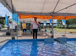 「世界農業遺産GIAHS鮎の日記念イベント」鮎のつかみどりと放流体験に出席し、あいさつ（長良川うかいミュージアム）