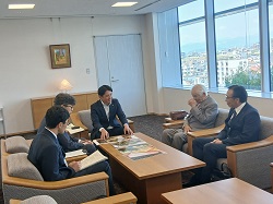 アプロ通信株式会社名誉会長 蓑島正氏からの絵本などの寄附に対し、感謝状及びお礼状を贈呈