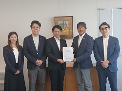 WORK! DIVERSITY 実証化モデル事業雇用施策検討会より、「企業が積極的にWORK! DIVERSITY に取り組む機会をつくるには～就労困難者の雇用拡大に向けた提言～」の提言書を受領