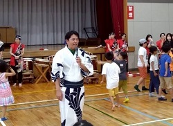 市橋夏祭りに出席し、あいさつ（市橋小学校）