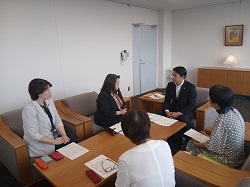 岐阜県ユネスコ協会会長 平井花画氏及び岐阜市議会議員 辻󠄀孝子氏ほかと面談