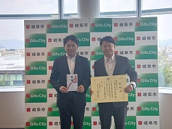 株式会社コウアイ代表取締役 是方俊則氏からの通学路安全対策事業への寄附に対し、感謝状を贈呈