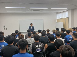 岐阜市スポーツ交流センターにて、FC岐阜の選手を激励
