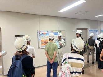 写真:施設の概要についての説明風景