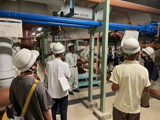 写真:地下管廊の見学風景