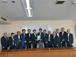 同会長として岐阜市水防協会と合同で、国土交通省中部地方整備局河川調査官 加納啓司氏に提言及び意見交換（名古屋市）