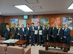 名岐道路整備促進期成同盟会の副会長として、同会長の一宮市長 中野正康氏ほかとともに、国土交通省国土交通大臣政務官 𠮷井章氏に要望及び意見交換（東京）