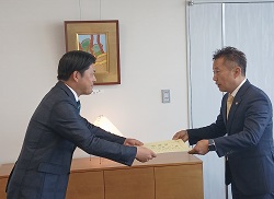 株式会社ナチュラルハート代表取締役 村瀬太一氏からの児童養護施設退所者新生活応援事業への寄附に対し、感謝状を贈呈