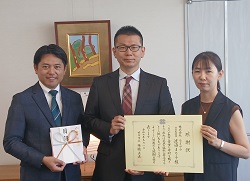 株式会社ライブラ代表取締役 渡邉まり子氏からの 岐阜城整備事業への寄附に対し、感謝状を贈呈