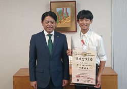 岩野田中学校3年生 中嶋乾成さんが令和7年度全国中学校体育大会　第52回全日本中学校陸上競技選手権大会にて男子800m優勝を報告