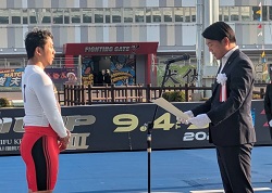 開設76周年記念岐阜競輪長良川鵜飼カップ（G3）表彰式にて、表彰状を授与（岐阜競輪場）