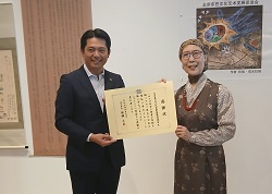 日中東巴文化芸術合同展開会式及び「東巴文」等贈呈式に出席し、あいさつ及び感謝状贈呈