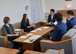 NPO法人こどもトリニティネット理事長 西岡はるな氏 及び株式会社岐阜フットボールクラブ代表取締役社長小松裕志氏ほかと面談