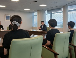 岐阜市立長森中学校1年の住若琥太郎さん、岐阜市立 島小学校6年の木全愉音さんが所属する3人組バンド「Unlimited」がフィンランドにおいて演奏したことを　報告