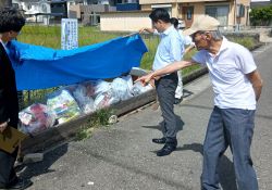 長森西自治会連合会長 柴田伸昭氏及び長森東自治会連合会長 赤地鉄治氏ほかとともに、長森西・長森東・長森南地区のごみステーションの視察及びヒアリング