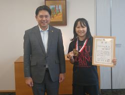 島小学校6年生の矢﨑凜華選手が「第12回全日本UJボクシング王座決定戦」での優勝を報告