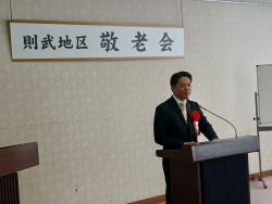 則武地区敬老会に出席し、あいさつ（則武公民館）