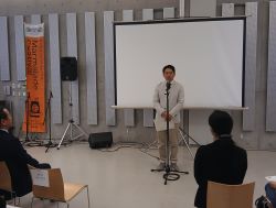 社会福祉法人いぶき福祉会りすのほっぺ受賞報告会に出席し、あいさつ（みんなの森 ぎふメディアコスモス）