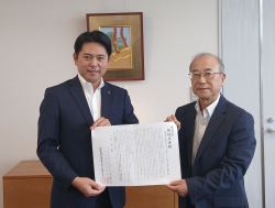 公益社団法人岐阜市シルバー人材センター理事長 小川欽市氏から地域社会に貢献するシルバー人材センターの新たな決意と支援の要望書を受領