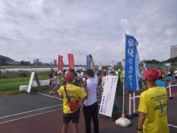 「2025ぎふ清流レクリエーションフェスティバル」マラソン大会の開会式に出席し、あいさつ及びスターター（長良川公園）