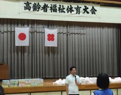 第48回厚見高齢者福祉体育大会に出席し、あいさつ（厚見小学校）