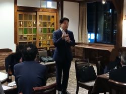 人権擁護委員との懇談会に出席し、あいさつ