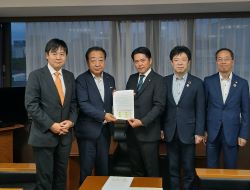 立憲民主党代表 野田佳彦氏及び政務調査会長 本庄知史氏に危機的状況にある自治体病院の存続に向けた緊急要望書を提出及び意見交換（東京）