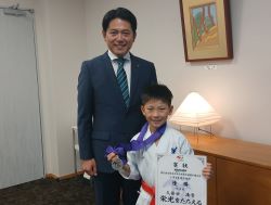岐阜大学教育学部附属小中学校2年生 久保田湊音さんが第25回全日本少年少女空手道選手権大会 2年生男子組手での優勝を報告