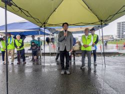 岐阜伊奈波ライオンズクラブ主催の長良川クリーンウォークに出席し、あいさつ（長良川公園）