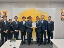 国民民主党代表 玉木雄一郎氏ほかに危機的状況にある自治体病院の存続に向けた緊急要望書を提出及び意見交換（東京）