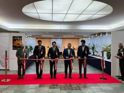 第75回岐阜県華道連盟いけ花展オープニングセレモニーに出席し、あいさつ及びテープカット（ハートフルスクエアーG）