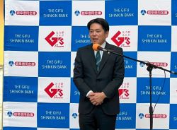 柳ケ瀬グラッスル35 ストリートピアノコンテストに出席し、あいさつ及び市長賞授与（柳ケ瀬グラッスル35）