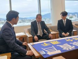鳳建設株式会社取締役会長 森幹治氏が第37回住生活月間功労者表彰において国土交通大臣表彰の受賞及び同社棟梁 佐藤啓介氏が全建総連第41回全国青年技能競技大会で銀賞の受賞を報告