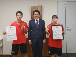 岐阜市在住で岐阜トレーニングクラブ所属の脇田時名さんが第24回全国女子中学生ウエイトリフティング選手権大会71kg級で優勝を報告。同じく、土屋遼丞さんが第39回全国男子中学生ウエイトリフティング選手権大会61kg級で第3位を報告