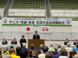 第37回全国健康福祉祭ぎふ大会 ねんりんピック岐阜2025 テニス・弓道・水泳交流大会合同開始式に出席し、あいさつ及び表彰状授与（岐阜メモリアルセンターで愛ドーム）