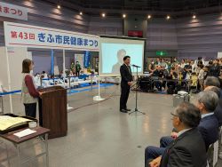 第43回ぎふ市民健康まつりに出席し、あいさつ及び表彰状授与（文化センター）