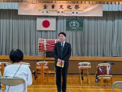 第48回金華文化祭に出席し、あいさつ（岐阜小学校）