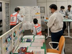 市庁舎消防訓練を視察。その後、同訓練を講評