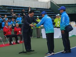 第37回全国健康福祉祭 ねんりんピック岐阜2025テニス交流大会の表彰式にて、あいさつ及び表彰状贈呈（岐阜メモリアルセンター長良川テニスプラザ）