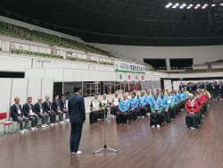 第37回全国健康福祉祭 ねんりんピック岐阜2025弓道交流大会の表彰式にて、あいさつ及び表彰状贈呈（岐阜メモリアルセンター長良川弓道場）