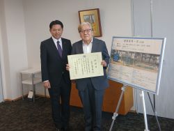 医療法人社団登豊会近石病院理事長 近石登喜雄氏からの光公園への健康遊具の寄附に対し、感謝状を贈呈