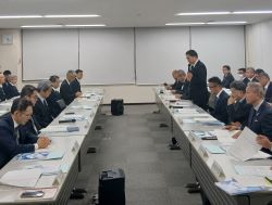 中部直轄河川治水期成同盟会連合会の会長として、国土交通省水管理・国土保全局幹部との意見交換会に出席し、あいさつ（東京）