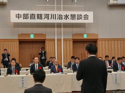 中部直轄河川治水期成同盟会連合会の会長として、中部直轄河川治水懇談会に出席し、あいさつ及び意見交換（東京）