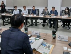 淡海LRT基地にて、新北市政府捷運工程局副局長 鄭智銘氏及び新北捷運公司社長 吳國濟氏ほかと面談し、新北メトロ及びLRTについて意見交換（新北市）
