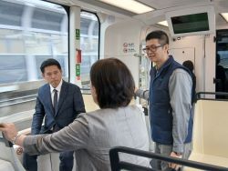 雙城駅を視察し、安坑LRTに乗車（新北市）