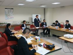 LRT前鎮基地にて、高雄市政府捷運工程局副局長 王正一氏及び高雄捷運公司主任 傅郁升氏ほかと面談し、高雄LRTについて意見交換（高雄市）